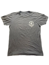 Load image into Gallery viewer, Jimmy Buffet Margaritaville Shirt Adult Small Gray Play Like A Pirate Skull Mens