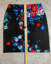 Load image into Gallery viewer, Betsey Johnson Skirt Womens Large (32x22) Black Colorful AOP Flower Pencil Boho