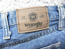 Load image into Gallery viewer, Wrangler Shorts Adult 40 Regular Fit 5 Pocket Denim Jean Bermuda Rugged Wear Men
