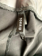 Load image into Gallery viewer, Torrid Pants Womens 2 (35x25.5) Black Tapered Leg Pull On Spandex Stretch Ladies
