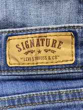 Load image into Gallery viewer, Levis Jeans Womens 8M (31x30) Blue Denim Mid Rise Straight Whiskered Signature
