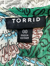 Load image into Gallery viewer, Torrid Shirt Womens 00 Green AOP Flower Hippie Peasant Boho Button Up Plus Lady

