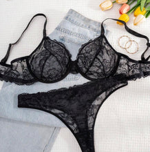 Load image into Gallery viewer, Women's Solid Color Lace Underwire Plus Size Bra Set
